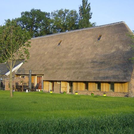 Staying In A Thatched Barn With Bedroom Achterhoek Geesteren  Екстер'єр фото