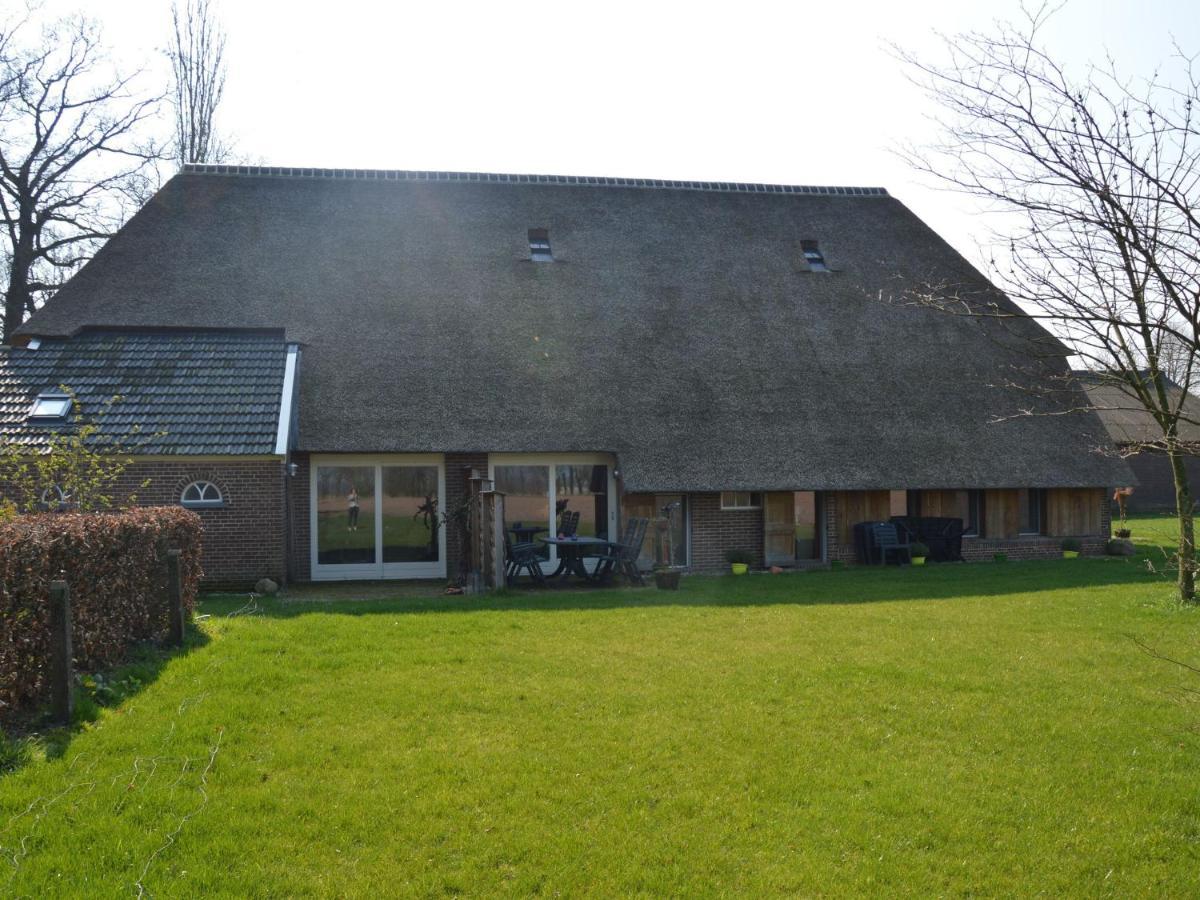 Staying In A Thatched Barn With Bedroom Achterhoek Geesteren  Екстер'єр фото