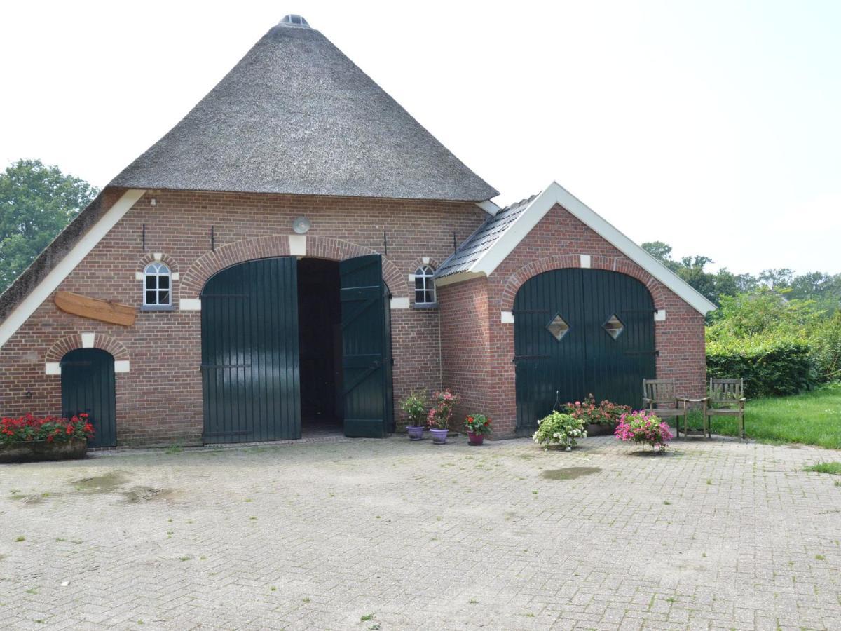 Staying In A Thatched Barn With Bedroom Achterhoek Geesteren  Екстер'єр фото