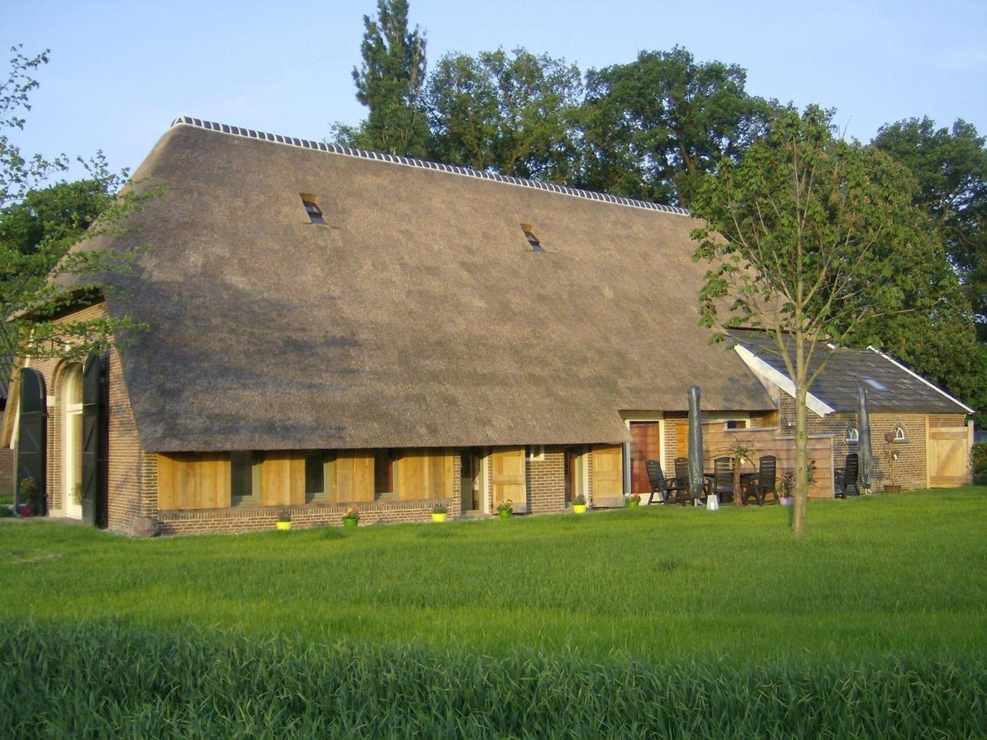 Staying In A Thatched Barn With Bedroom Achterhoek Geesteren  Екстер'єр фото