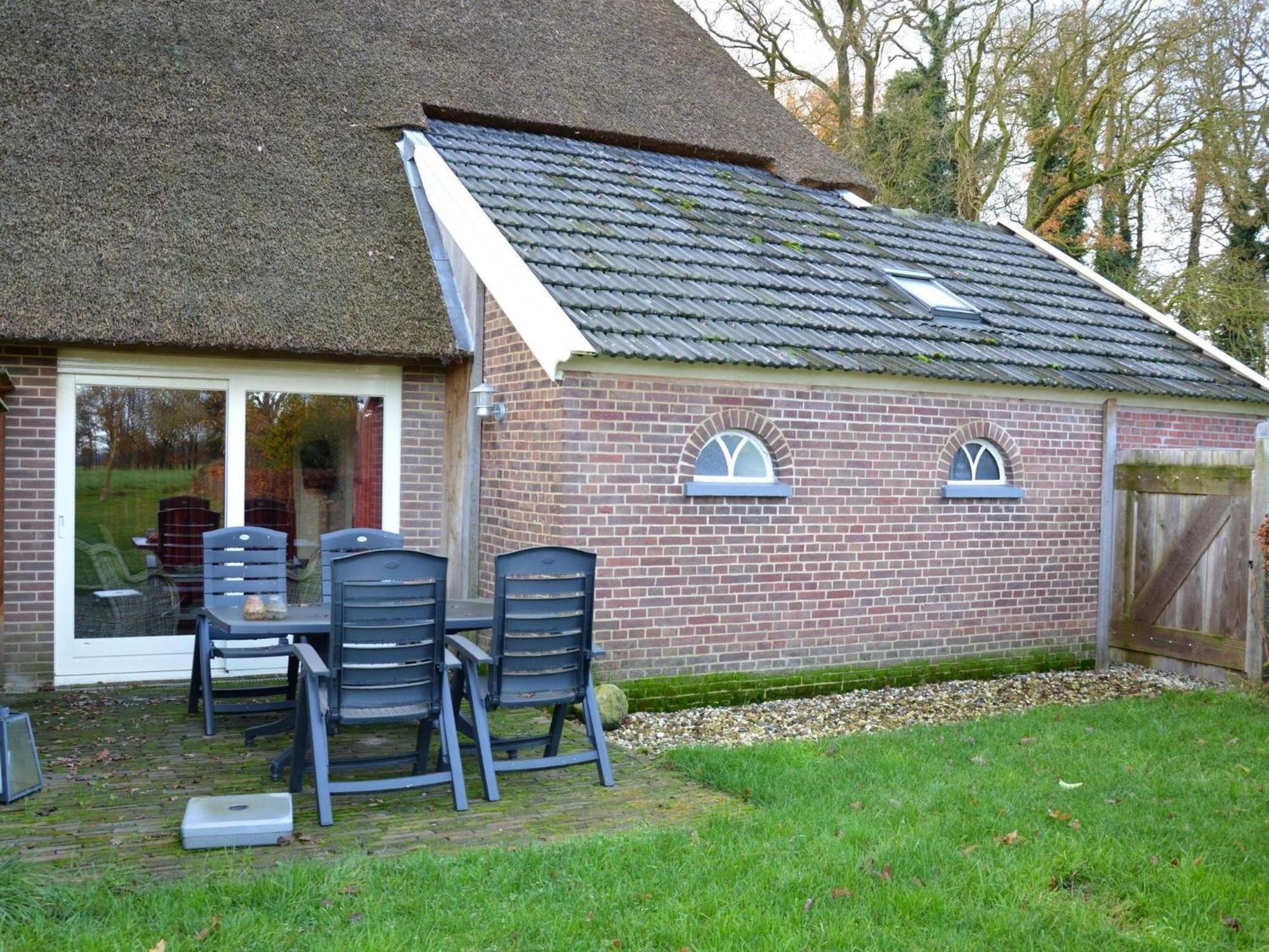 Staying In A Thatched Barn With Bedroom Achterhoek Geesteren  Екстер'єр фото