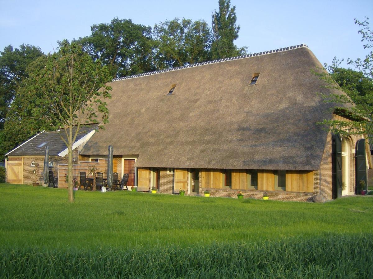 Staying In A Thatched Barn With Bedroom Achterhoek Geesteren  Екстер'єр фото